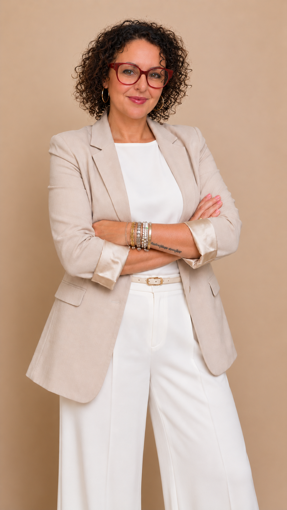 Retrato profesional de Mari Carmen Zambrano con traje claro y gafas granates